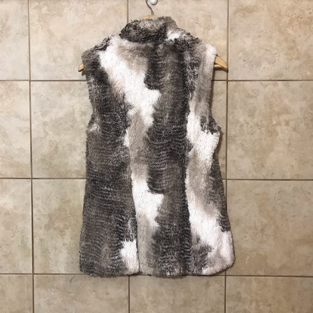 CAbi Aspen Fur Vest - Picture 5 of 6